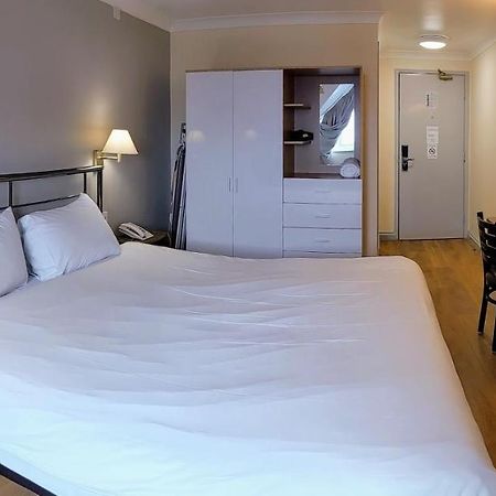 247Hotel.Com Oldham Bagian luar foto