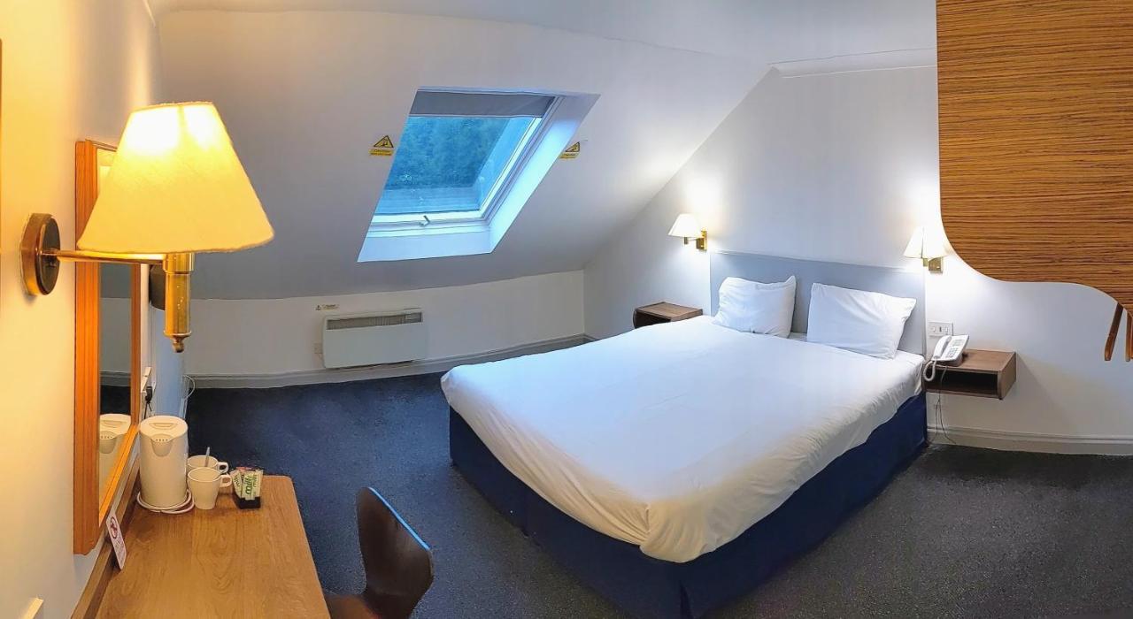247Hotel.Com Oldham Bagian luar foto