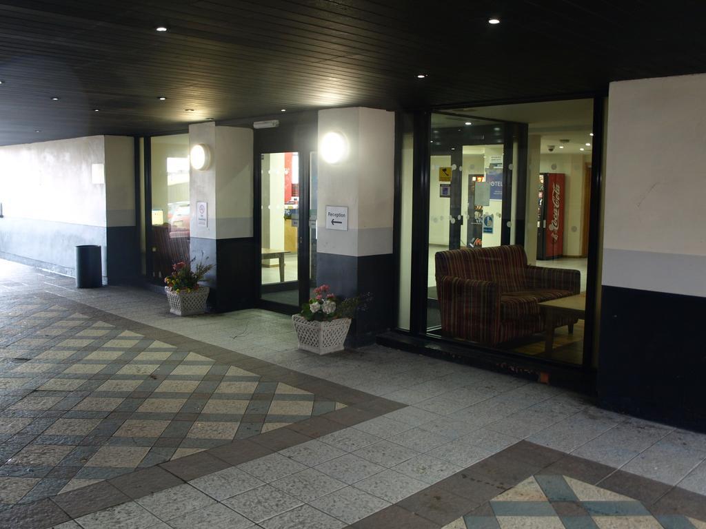 247Hotel.Com Oldham Bagian luar foto
