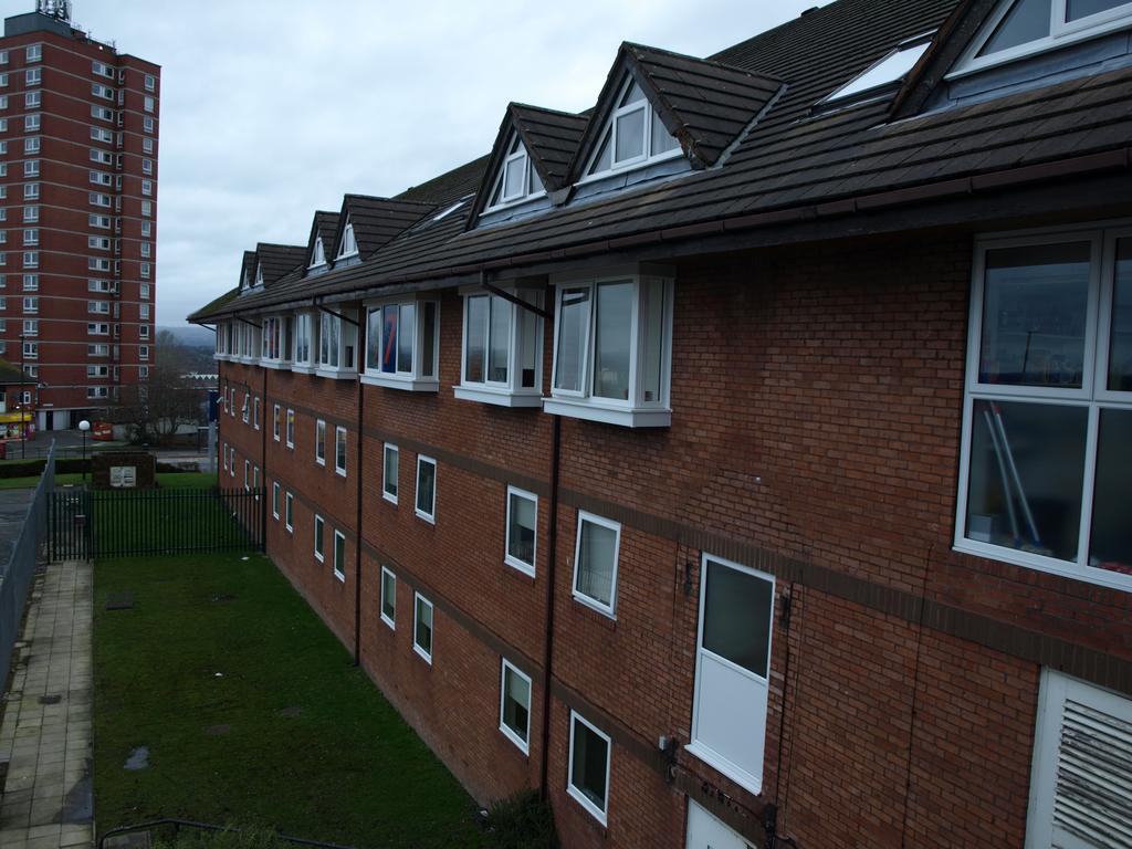 247Hotel.Com Oldham Bagian luar foto