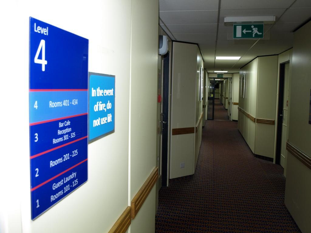 247Hotel.Com Oldham Bagian luar foto