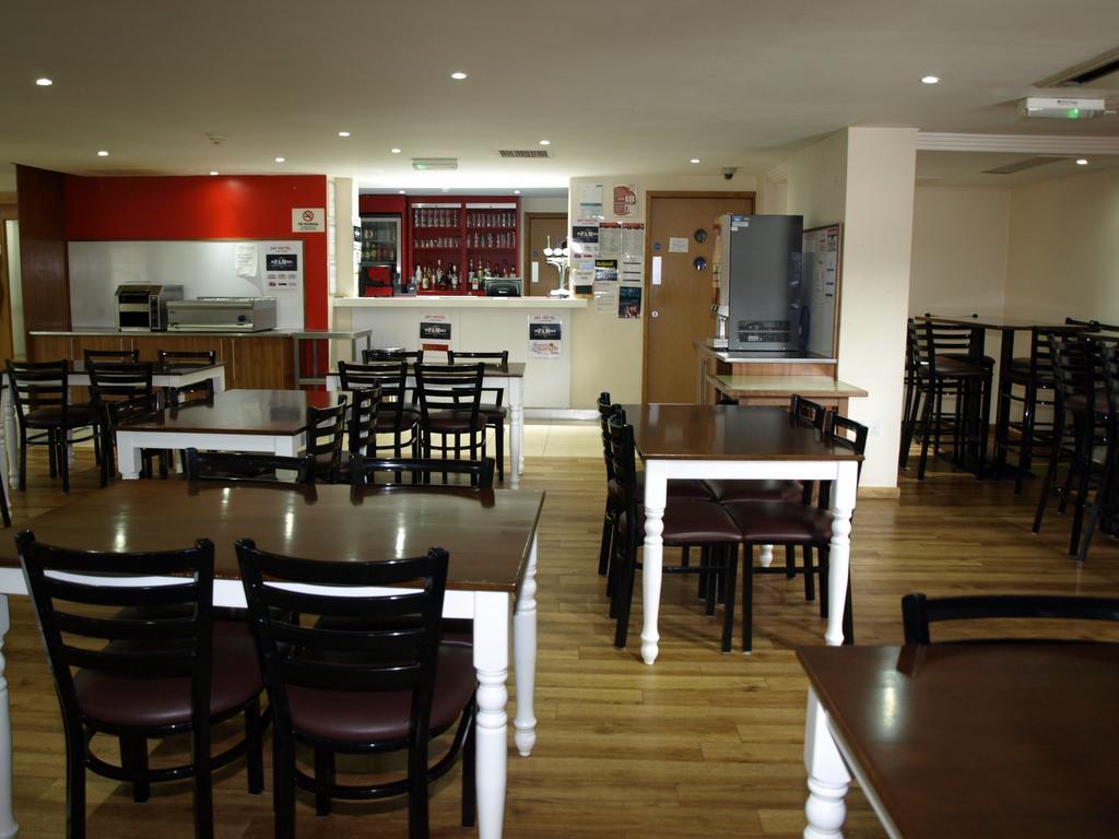 247Hotel.Com Oldham Bagian luar foto