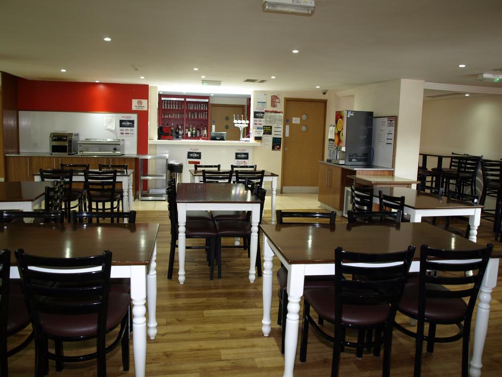 247Hotel.Com Oldham Bagian luar foto