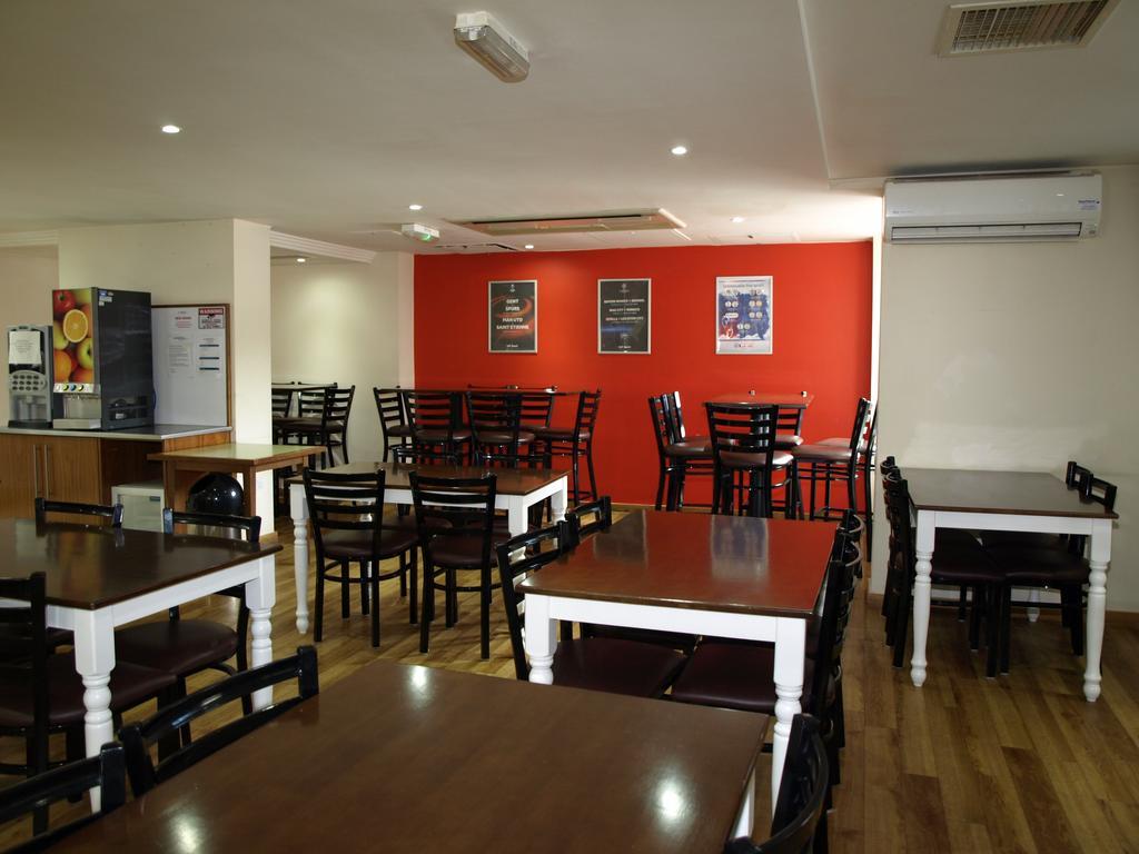 247Hotel.Com Oldham Bagian luar foto