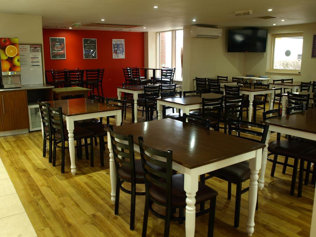 247Hotel.Com Oldham Bagian luar foto