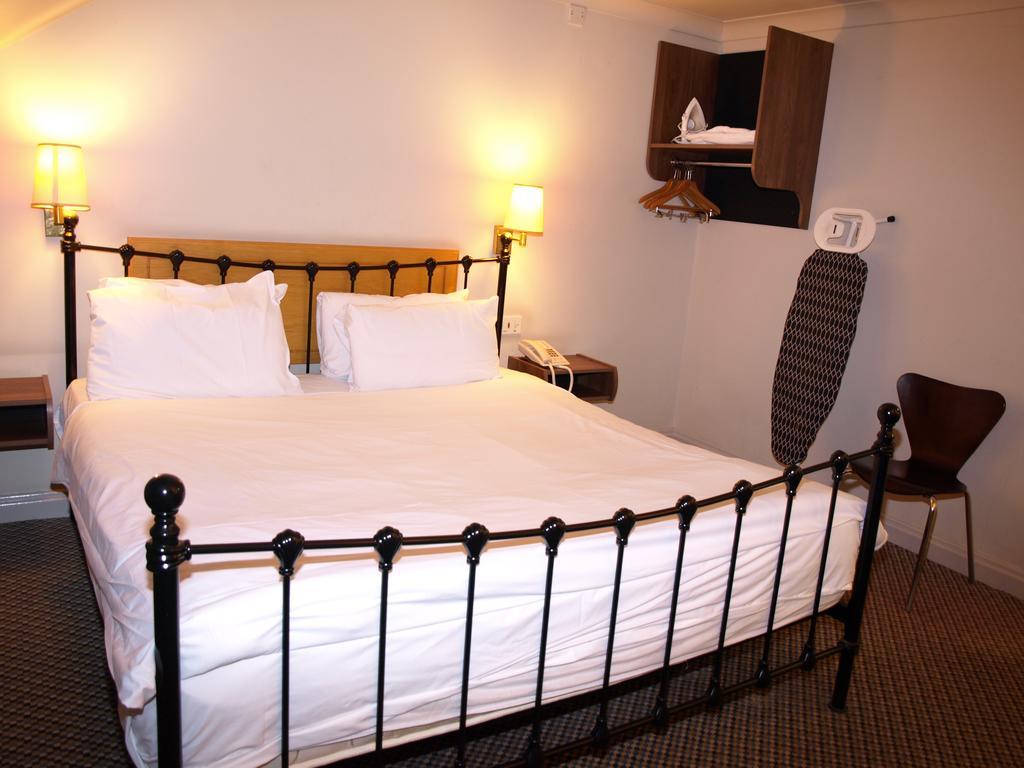 247Hotel.Com Oldham Bagian luar foto