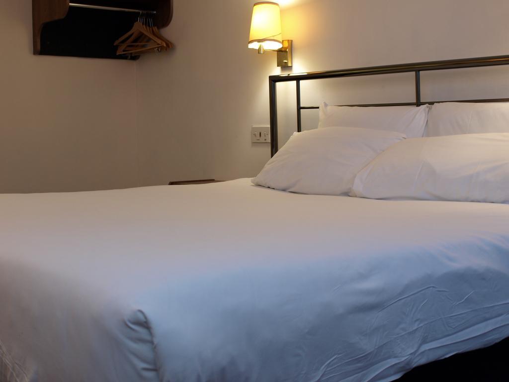 247Hotel.Com Oldham Bagian luar foto