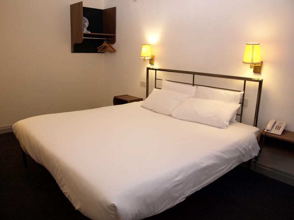 247Hotel.Com Oldham Bagian luar foto