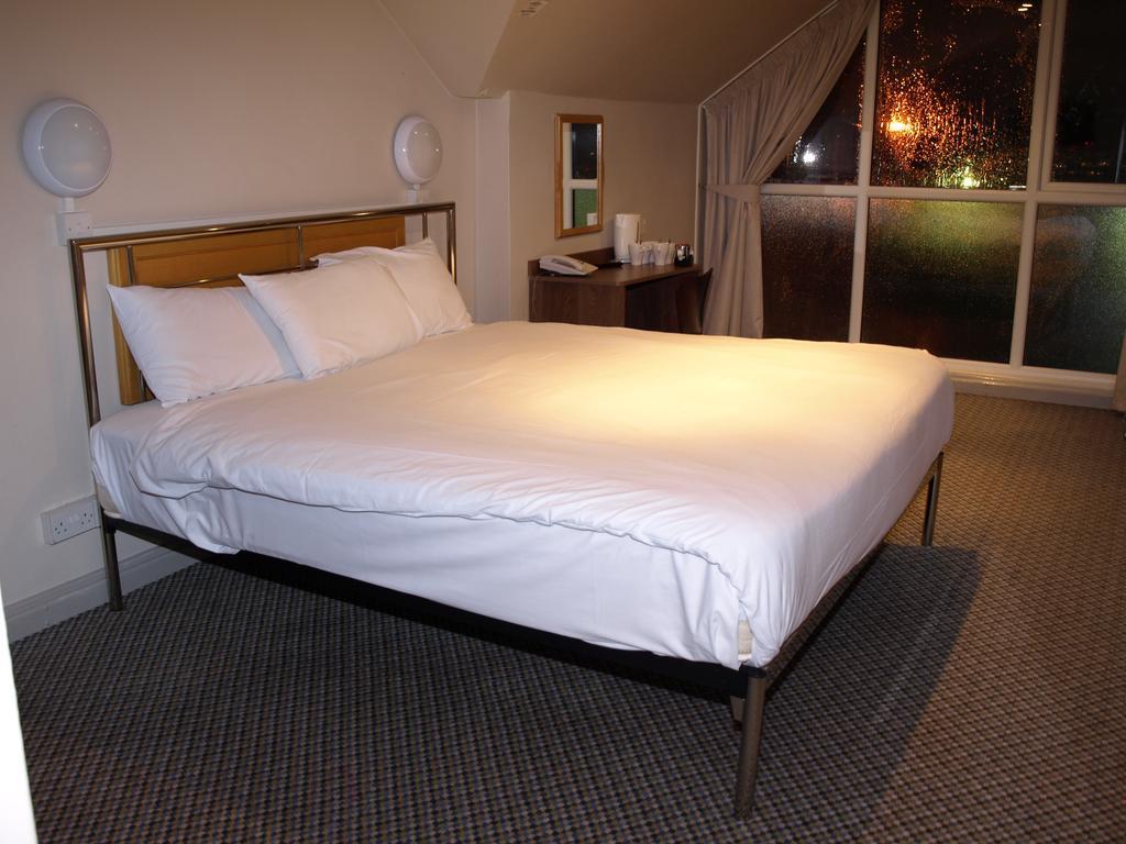 247Hotel.Com Oldham Bagian luar foto