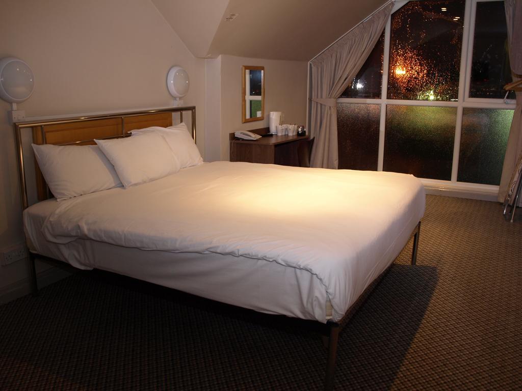 247Hotel.Com Oldham Bagian luar foto